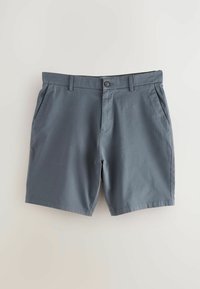 Pantaloni scurți gri dintr-un material ușor, cu un design frontal plat, buzunare laterale și un sistem de închidere cu un singur buton la talie.