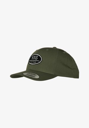 Groene stoffen pet met een gebogen klep, voorzien van een cirkelvormige zwart-witte patch met de tekst "NXG PROTEST" en een snapback sluiting.