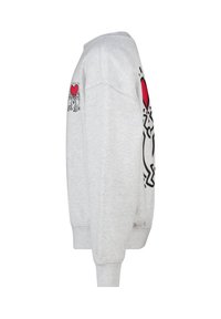 Sweatshirt gris avec des poignets côtelés. Présente un design de cœur rouge sur le haut du bras, accompagné de figures noires stylisées. Coupe décontractée.