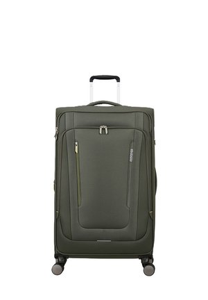 Valigia soft-shell verde scuro con quattro ruote, manico telescopico, tasca frontale con zip e maniglia laterale, in posizione verticale su sfondo bianco.