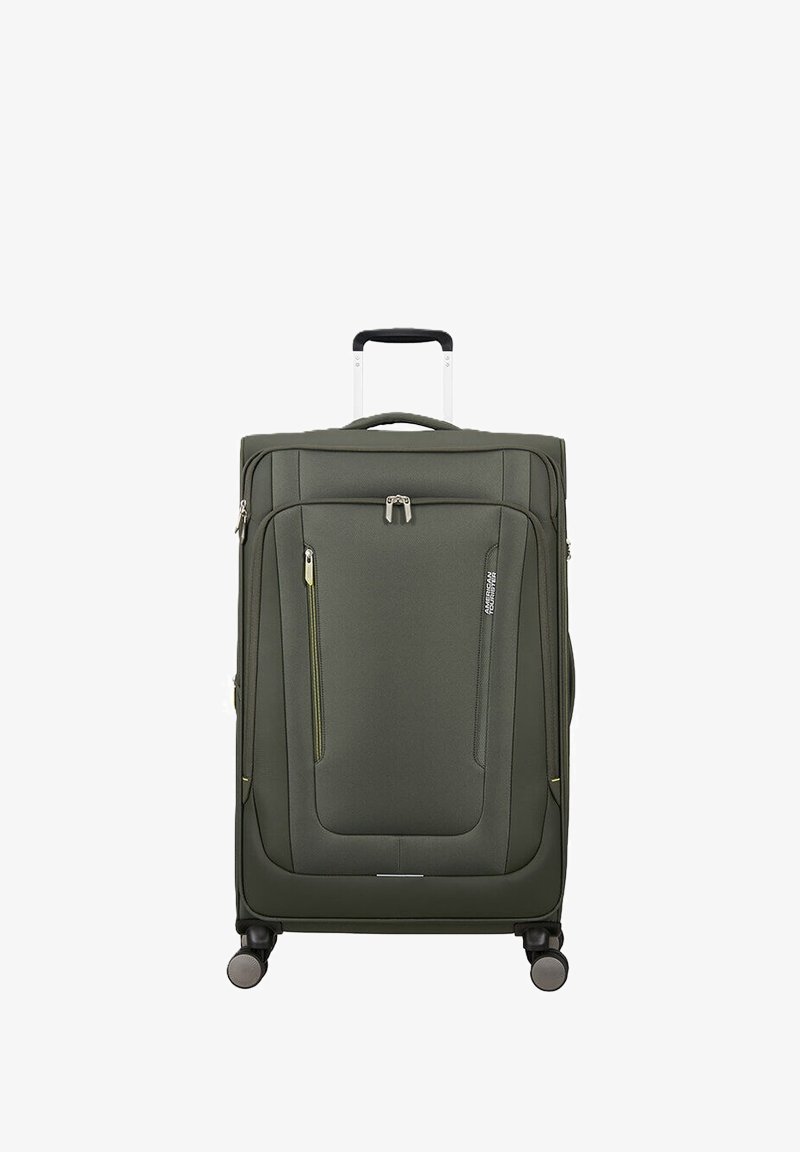 Valise souple vert foncé à coque souple, équipée de quatre roues, d'une poignée télescopique, d'une poche zippée à l'avant et d'une poignée latérale, debout à la verticale sur un fond blanc.
