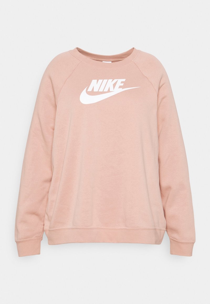 Różowa bluza z okrągłym dekoltem, długimi raglanowymi rękawami i dużym białym logo Nike na piersi. Miękka, teksturowana tkanina.