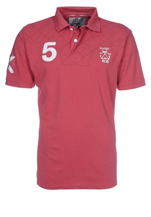 Polo de rugby rouge à manches courtes avec col, numéro 5 blanc sur la poitrine gauche, écusson de rugby avec croix et ancres sur la poitrine droite, et logo sur la manche gauche.