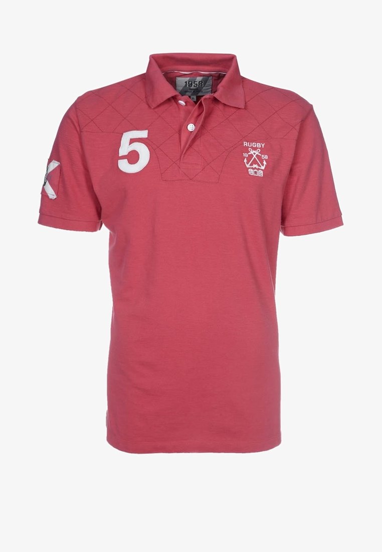 Polo de rugby rouge à manches courtes avec col, numéro 5 blanc sur la poitrine gauche, écusson de rugby avec croix et ancres sur la poitrine droite, et logo sur la manche gauche.