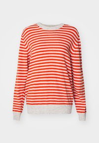 Maglione a righe in rosso e grigio, con scollo rotondo, maniche lunghe e una texture morbida. Le righe orizzontali variano in larghezza.