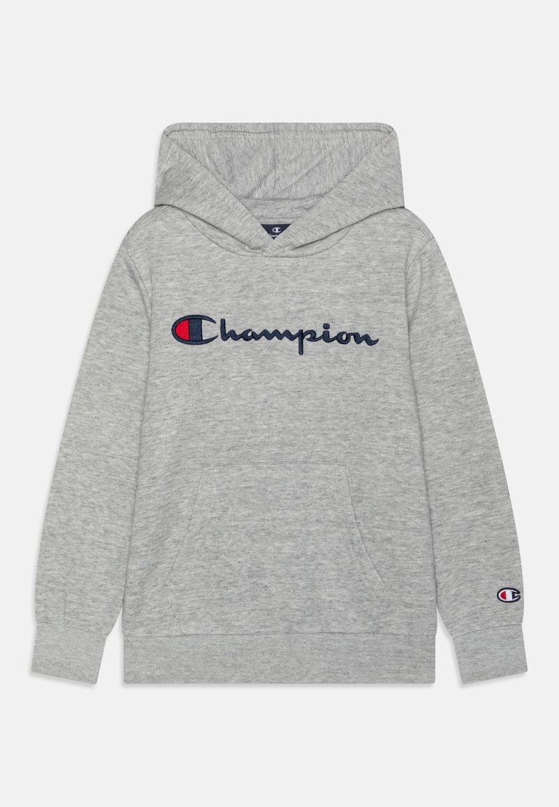 Il felpa grigia presenta una tasca frontale, un logo "Champion" ricamato in blu navy e un accento del logo sulla manica. Realizzato in tessuto morbido.