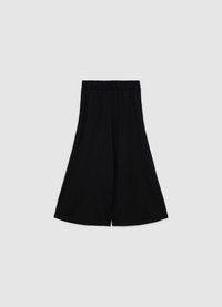 Culottes nere realizzate in un tessuto leggero e liscio. Gambe larghe, vita elastica, lunghezza al ginocchio, senza motivi o dettagli visibili.