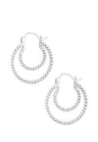Orecchini a cerchio in argento con un design intrecciato, caratterizzati da due cerchi annidati di dimensioni diverse. Realizzati in metallo lucido con una finitura brillante.