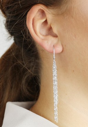 Zilveren dangling oorbellen met een kettingontwerp, voorzien van een dunne haak en lange, watervalvormige schakels. Gladde metalen textuur en glanzende afwerking.