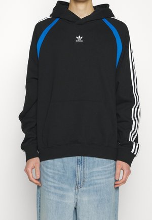 Zwarte hoodie met blauwe en witte accenten, geribbelde boorden, kangoeroezak en geborduurd logo op de borst. Gemaakt van zachte stof.