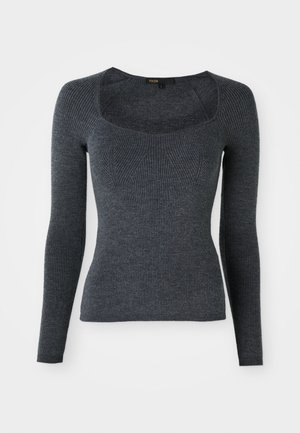 Suéter de manga larga de color gris oscuro, con un escote cuadrado y un patrón texturizado en el pecho. Fabricado con tejido de punto suave.