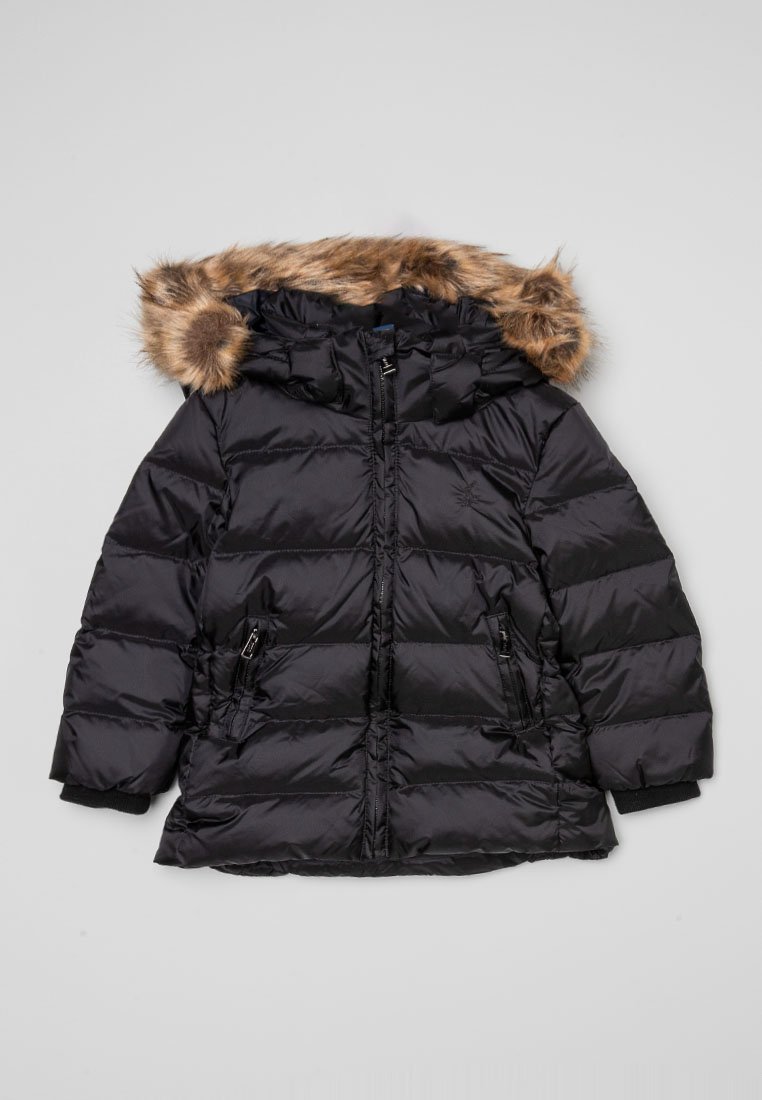 Czarna kurtka puchowa z kapturem wykończonym futerkiem, z suwakiem, kieszeniami po bokach i ściągaczami przy mankietach. Poziomy wzór pikowania.