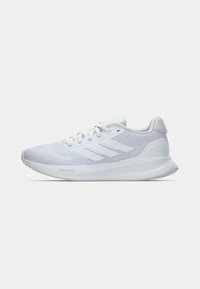 Witte Adidas hardloopschoen met ademend mesh bovenwerk, drie zijstrepen, gevoerde zool en vetersluiting op een lichte achtergrond.