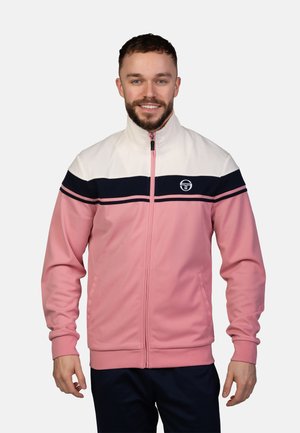 Roze ritsjack met een witte en marineblauwe streep op de borst, met een hoge kraag en zijzakken. Gladde stoftextuur.