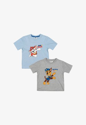 Due magliette per bambini con personaggi di Paw Patrol; una blu con Marshall e la scritta "Sorriso Grande", una grigia con Chase e la scritta "Credici!".