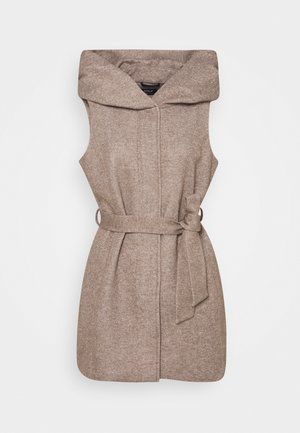 Gilet beige senza maniche in misto lana con ampio colletto e cintura in vita annodata sul lato destro, mostrato su sfondo bianco.