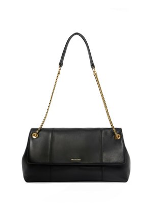 Borsa a tracolla in pelle nera con tracolla a catena dorata e sottile logo Trussardi dorato sulla patta frontale.