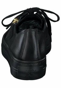 Chaussure en cuir noir avec une silhouette arrondie, fermeture à lacets, finition texturée, accents en matériel doré et semelle en caoutchouc.