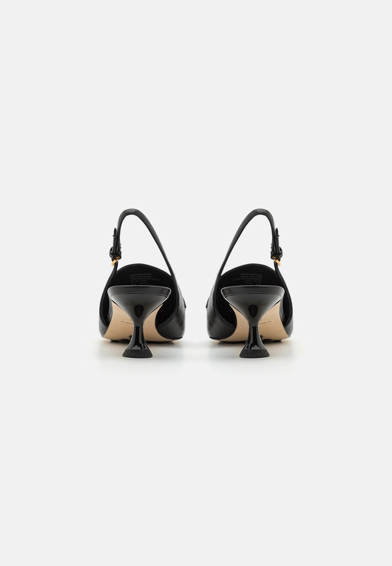 Escarpins noirs en cuir avec un talon arrière étroit et pointu, ornés d'un petit talon noir en forme de coupe. Texture lisse, minimalisme dans les détails.