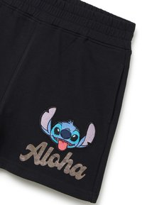 Pantaloni corte neri in cotone con vita elasticizzata, dotati di un personaggio Stitch ricamato colorato e della scritta "Aloha" in lettere metalliche.