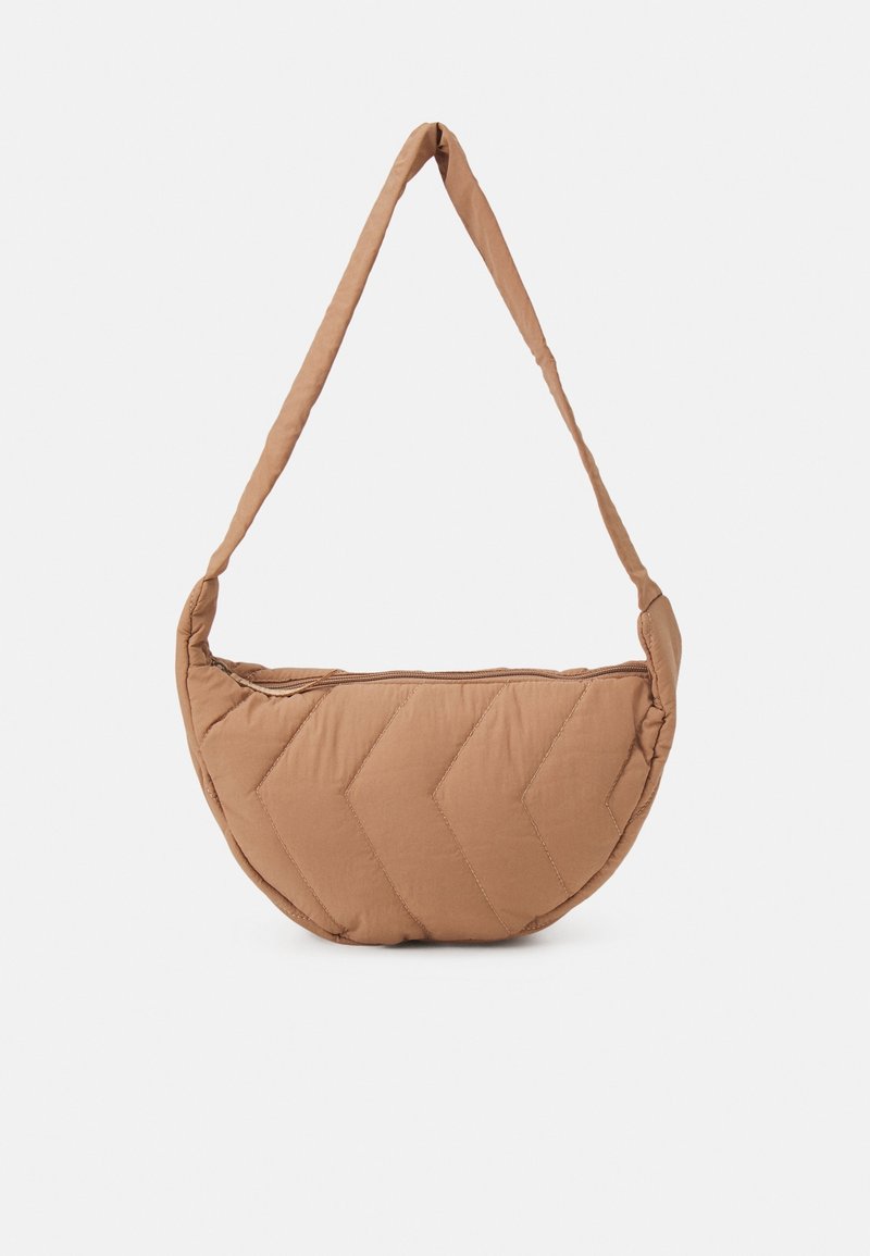 Sac à bandoulière matelassé marron avec des coutures diagonales et une longue sangle rembourrée, forme demi-lune, fermeture éclair en haut.