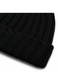 Černá pletená čepice vyrobená z měkké příze, s ribbovanou strukturou a sklopeným lemem na spodní straně.