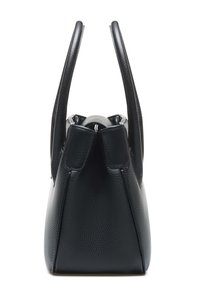 Sac à main en cuir noir texturé avec deux poignées droites et une forme trapézoïdale structurée, vu de côté.
