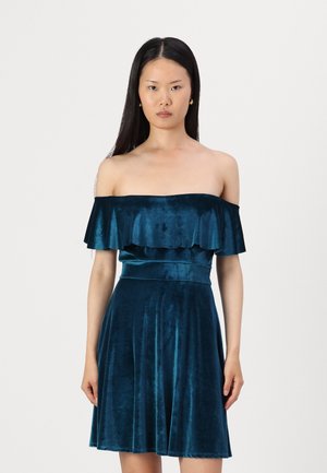 Robe en velours bleu-vert à épaules dénudées avec un col froncé, un corsage ajusté et une jupe évasée. Texture lisse, design longueur genoux.