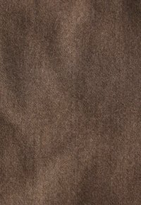 Tela marrón con una superficie suave y texturizada. El material parece ligeramente difuso, con un sutil brillo y un color uniforme en toda su extensión.