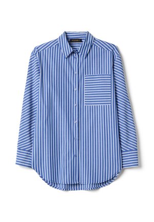 Camisa de manga larga con rayas verticales azules y blancas, cierre frontal con botones, cuello puntiagudo y un bolsillo en el pecho con rayas horizontales.