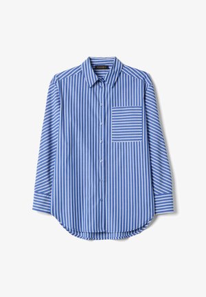 Camicia a maniche lunghe a righe verticali bianche e blu, con chiusura frontale a bottoni, colletto a punta e taschino sul petto con righe orizzontali.