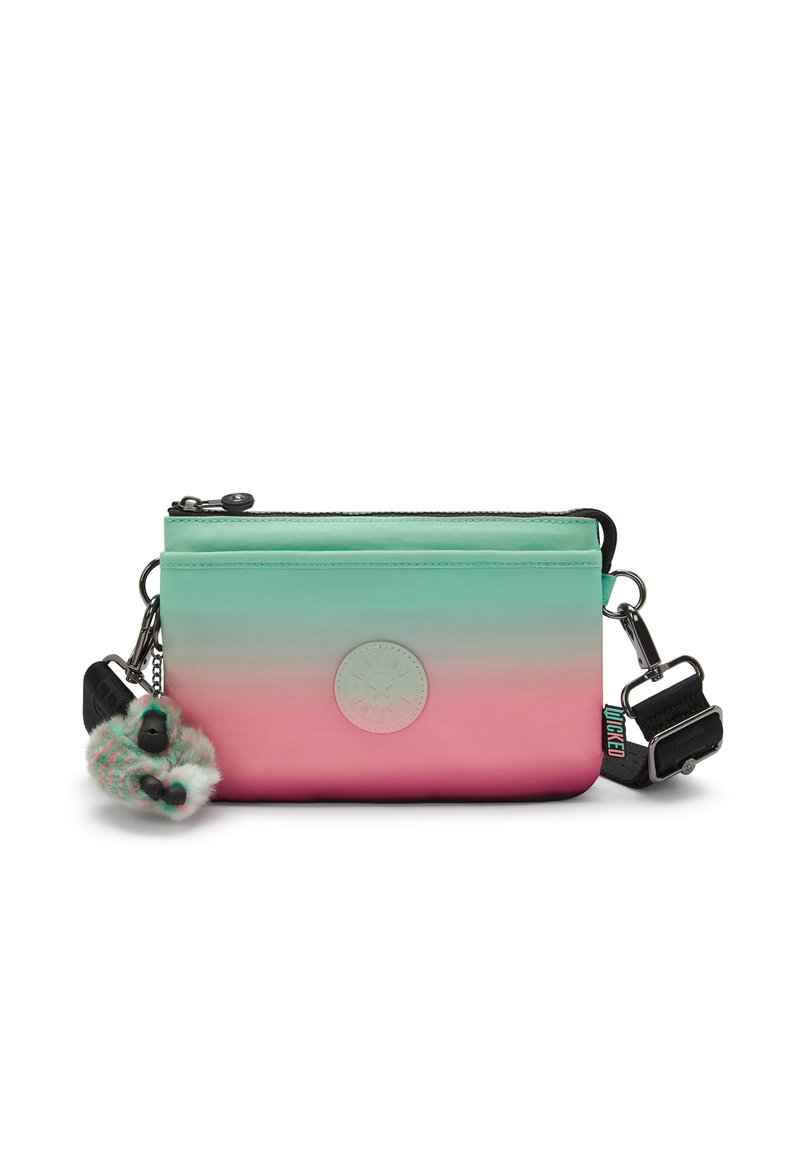 Petit sac banane avec un dégradé allant du vert menthe au rose. Fabriqué en matériau lisse, il comprend une sangle noire et des accents de porte-clés en fourrure.