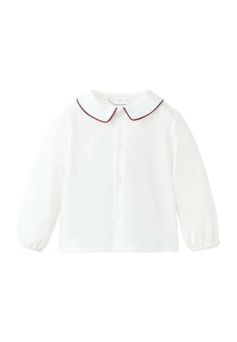 Bijela bluzica dugih rukava s okruglim ovratnikom s bordo obrubom, prednjim kopčanjem na dugmad i nabranim elastičnim manžetama. Glatka tekstura tkanine.