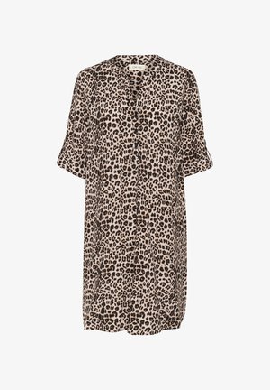 Chemise en tissu doux à motifs léopard ; présente un devant avec des boutons, un col et des manches courtes. La palette de couleurs comprend des taches beiges, noires et marron.