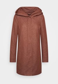 Abrigo marrón con capucha, hecho de una tela texturizada. Presenta un corte recto, mangas largas y un cierre frontal oculto. Diseño informal.