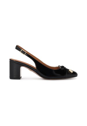 Escarpin slingback en cuir verni noir avec talon bloc, bout pointu, nœud décoratif et boucle dorée sur la bride de cheville ainsi que sur l'ornement du bout.
