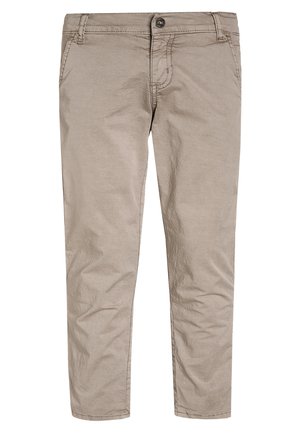 Beżowe spodnie o prostych nogawkach z zapięciem na guzik i zamek, przednimi kieszeniami oraz widocznymi przeszyciami, przedstawione na białym tle.