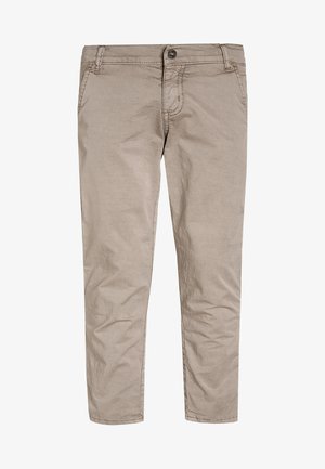 Beżowe spodnie o prostych nogawkach z zapięciem na guzik i zamek, przednimi kieszeniami oraz widocznymi przeszyciami, przedstawione na białym tle.