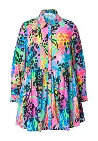 Chemise colorée à boutons avec un design évasé, fabriquée en tissu lisse avec des motifs abstraits vibrants en rose, bleu, vert, noir et jaune.