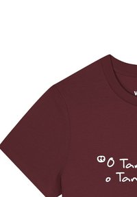 Burgunderfarbendes Baumwoll-T-Shirt mit kurzen Ärmeln, das weißen Text in einer verspielten Schriftart über der Brust und einen klassischen Rundhalsausschnitt aufweist.