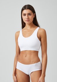 Witte naadloze katoenen bralette met brede bandjes en bijpassende katoenen slipjes, met een zachte textuur en minimalistisch ontwerp.