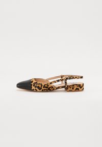 Pantofle plate cu imprimeu leopard, vârf ascuțit negru, două bretele subțiri pentru gleznă și toc mic; material moale cu textură netedă.