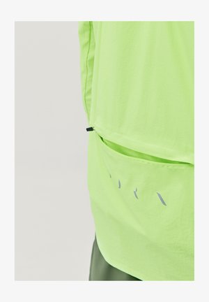 Neon zelený ľahký textilný top s zadnou vreckom. Má rovný strih a minimalistický dizajn s jemným sivým akcentom.