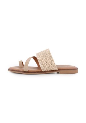 Sandalias beige con una correa tejida texturizada y una suela suave. Presenta dos secciones abiertas en la parte delantera y un diseño plano para mayor comodidad.