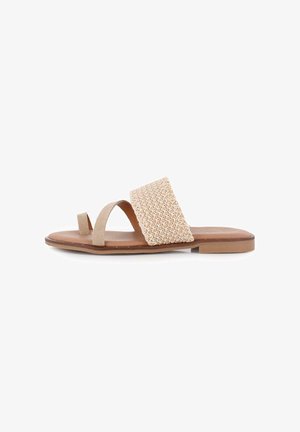 Sandalias beige con una correa tejida texturizada y una suela suave. Presenta dos secciones abiertas en la parte delantera y un diseño plano para mayor comodidad.