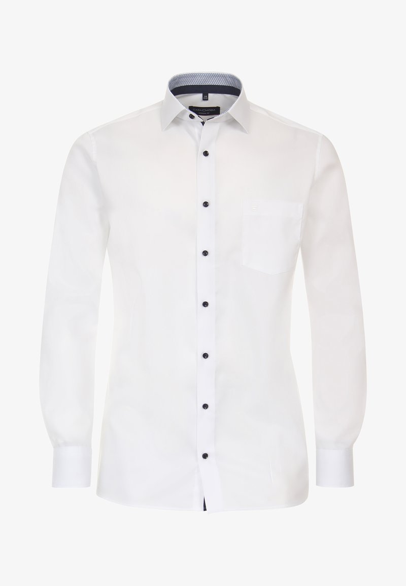 Weißes Langarmhemd aus glattem Stoff. Es hat eine durchgehende Knopfleiste mit schwarzen Knöpfen, eine einzelne Brusttasche und einen kontrastierenden Kragen.