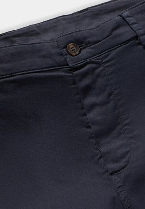 Marineblauwe katoenen broek met een gladde textuur, voorzien van een knoopsluiting en details van voorzakken.