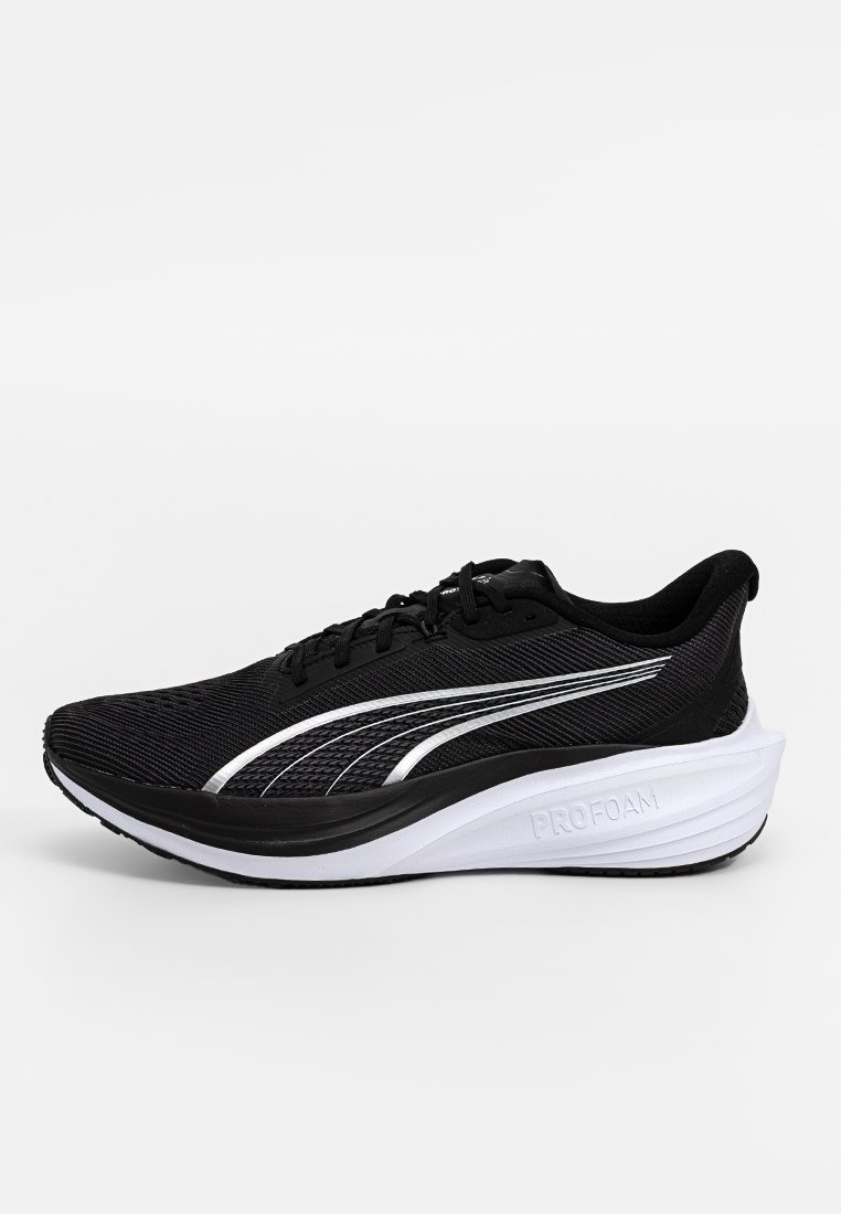 Scarpa da corsa nera con tomaia in rete, accenti bianchi e suola bianca imbottita etichettata "PROFOAM". Presenta un design aerodinamico e un sistema di allacciatura.