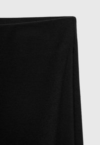 Material elastic negru cu o textură netedă. Formă geometrică, cu margini pliate cu grijă. Fără modele vizibile sau detalii de hardware.