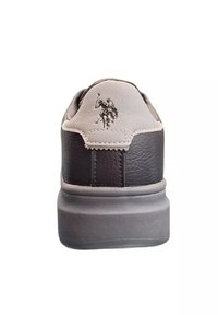 Sneaker da uomo con corpo in pelle marrone scuro testurizzata, retro in suede grigio, cuciture a contrasto e piccolo logo grafico sul tallone.